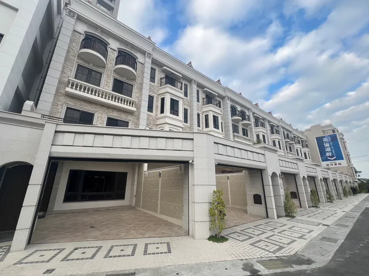 「英倫湖畔」為澄清湖畔唯一具可遠眺375公頃湖景首排透天，出現社區均價站上5000萬元紀錄。葉家銘攝