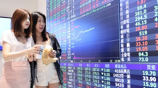 港股下殺360點失守萬七!台股拉大差距再漲29點收17370 大立光彈逾3%