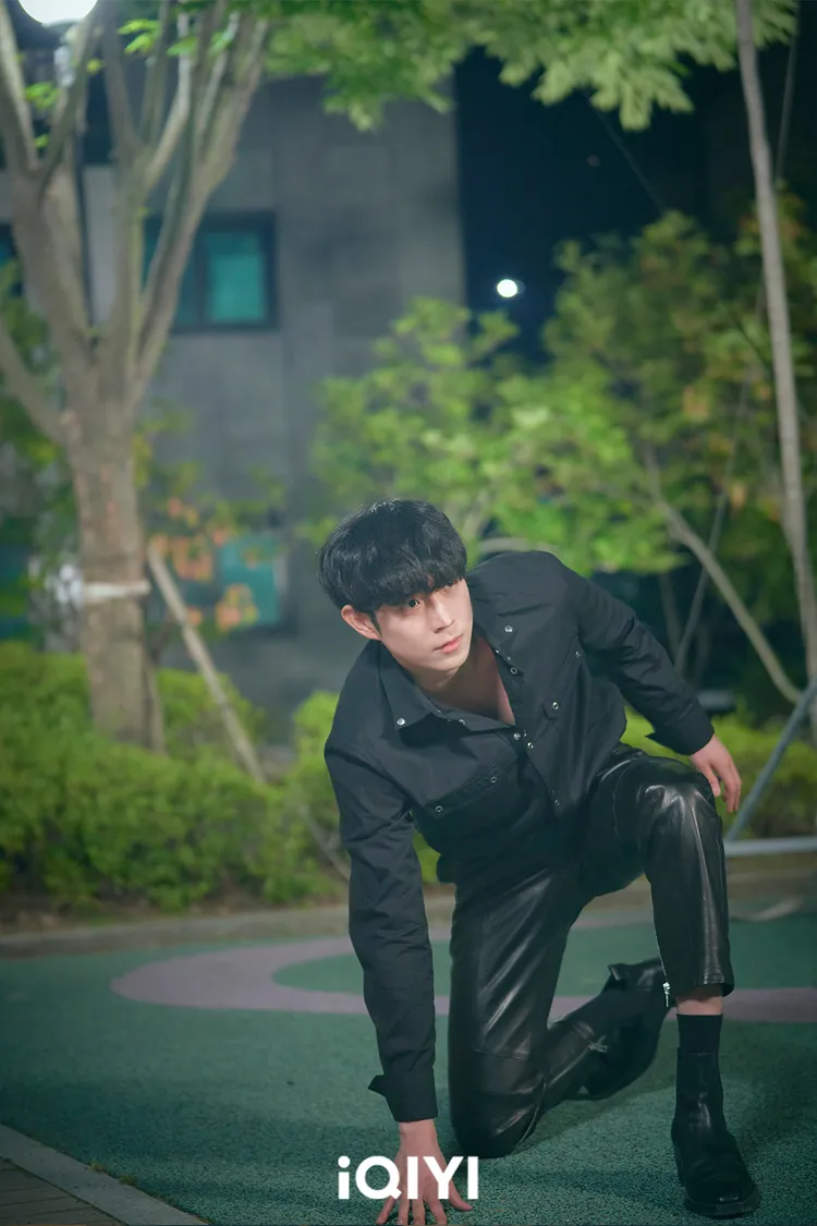 金永大劇中分飾2角，在現代是當紅小生。愛奇藝國際站提供