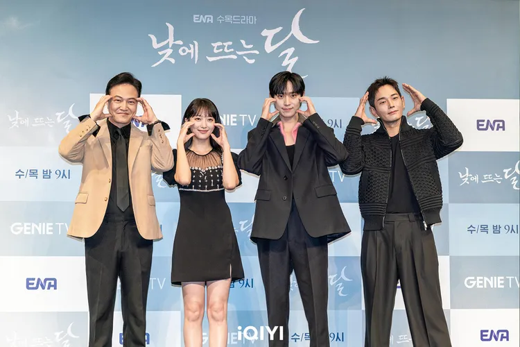 鄭雄仁（左起）、表藝珍、金永大、溫朱莞主演《白晝之月》。愛奇藝國際站提供