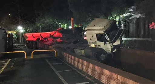 砰!砂石車逆向衝進板樹體育館 居民驚:以為爆炸