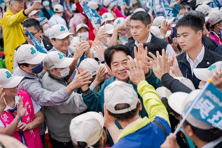 賴清德在鄉親熱情簇擁下入場。賴辦提供