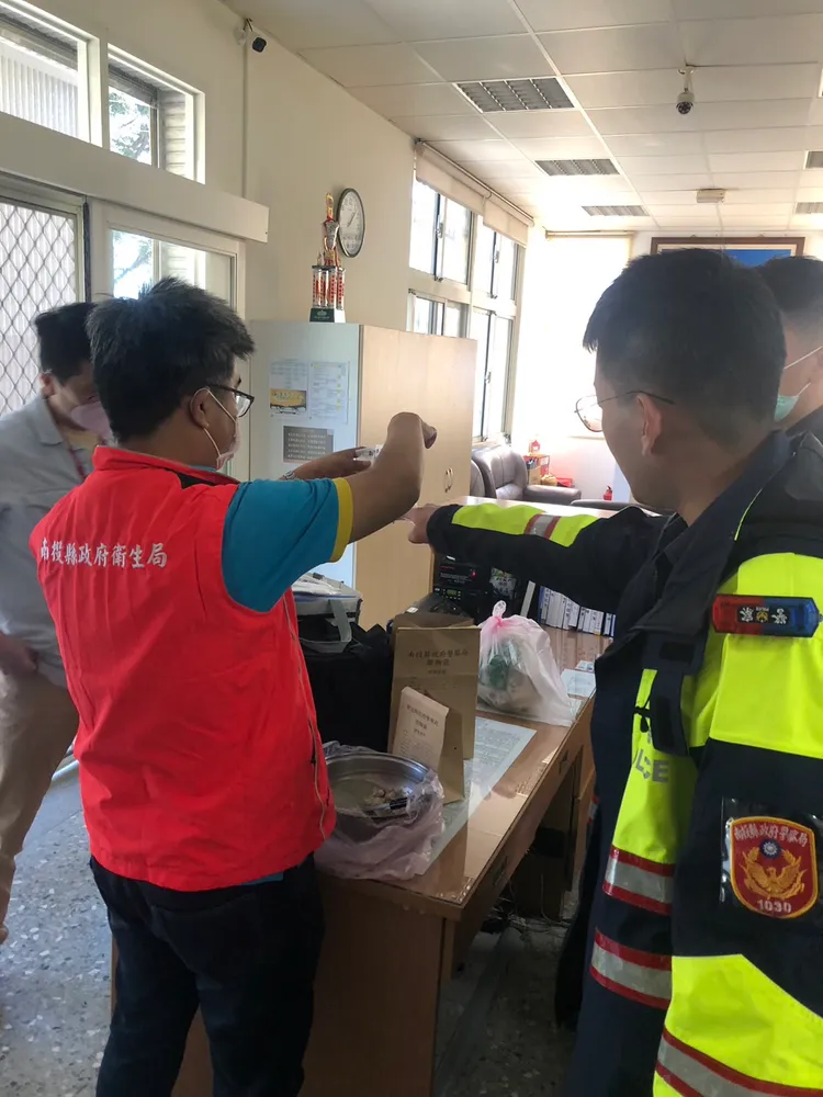 衛生局人員及警方到場採驗、蒐證。民眾提供