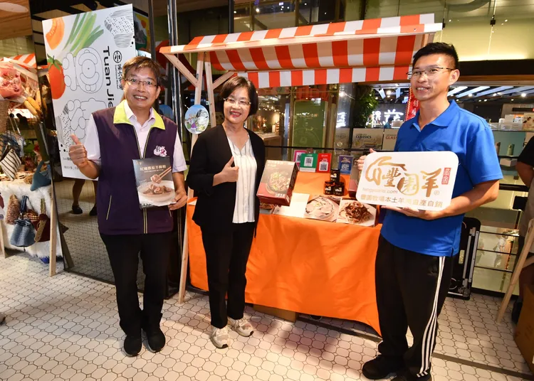 彰化縣長王惠美到台中推廣「彰化優鮮」農特產品。縣府提供