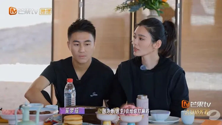 奚夢瑤（右）和何猷君在《愛的修學旅行》談剖腹生產過程。翻攝湖南衛視芒果TV官方頻道YT