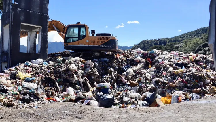 大梨山地區每年產生約2200噸垃圾，堆置在轉運站等待清運。江啟臣服務處提供