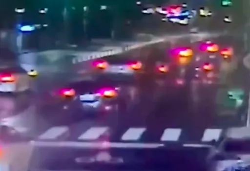 基隆男疑違規穿越馬路!慘遭機車撞飛「頭部重創噴血」 命危搶救中