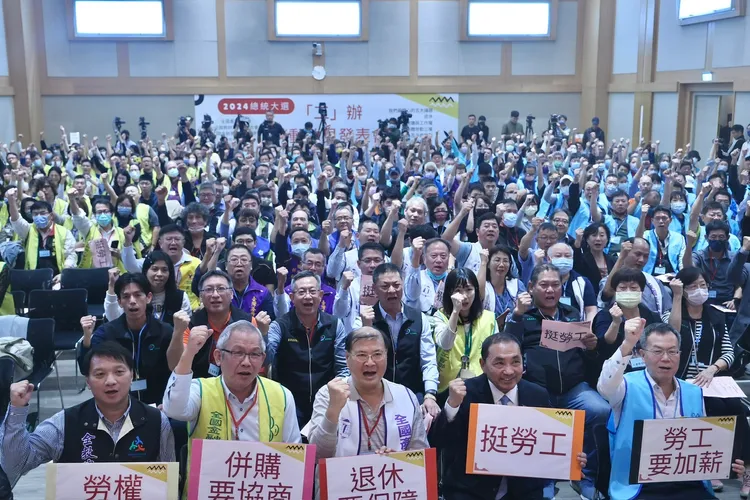 侯友宜（前排右2）今天下午出席工會團體舉辦的「工」辦勞動政見發表會。林林攝