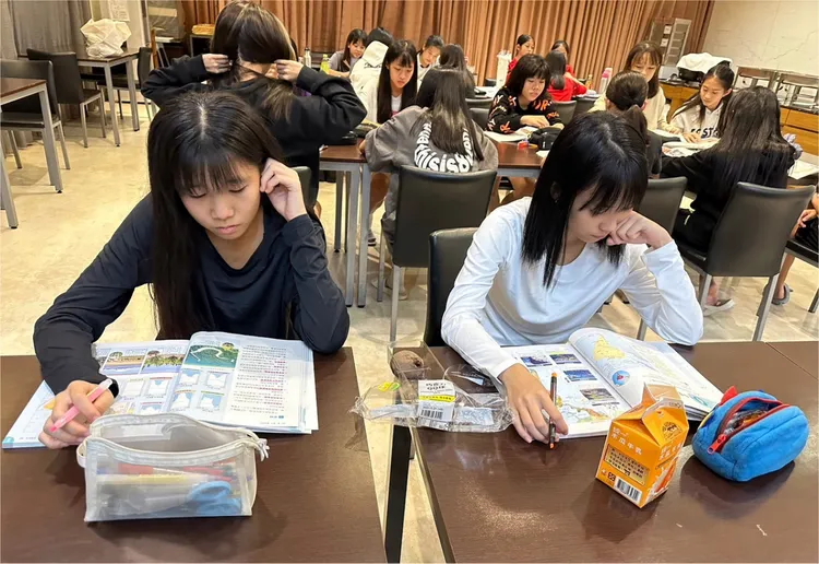 賽後選手自習複習。教育局提供