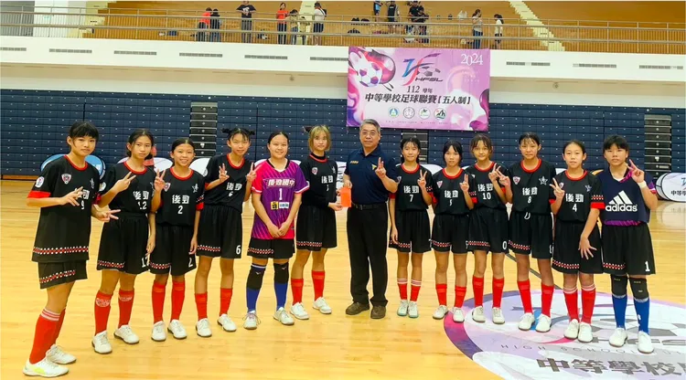 校長致贈加菜金。教育局提供