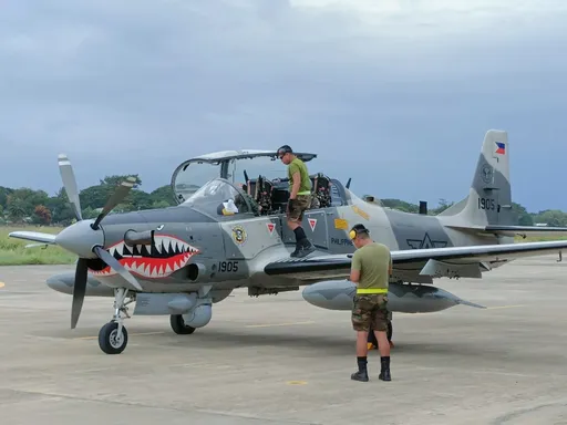 菲律賓軍機在南海軍演　解放軍兩軍機在旁「繞飛」