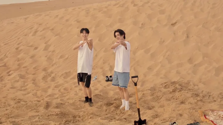 韓團SEVENTEEN的Joshua（右）發揮議價能力，與李昇基達成在沙漠跳《VERY NICE》，換取遊戲打折機會。中天綜合台提供