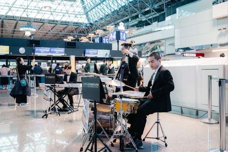 「四月望雨」三重奏今在桃園國際機場快閃演出。桃捷提供