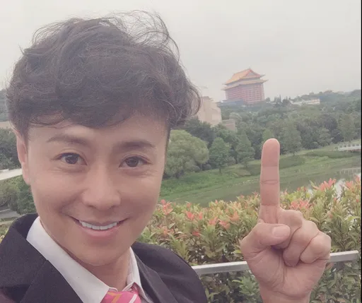 男演員當街伸狼爪!教正妹當主持人竟壓頭強吻 她泣訴:舌頭有伸進來