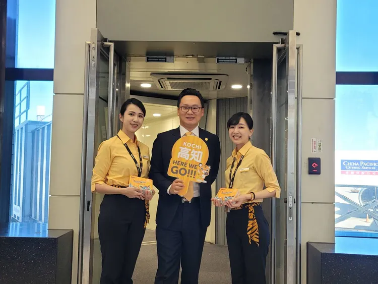 台灣虎航董事長陳漢銘(中)親自搭乘桃園-高知首航班。業者提供