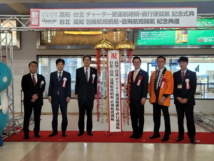 左3起高知縣觀光振興部部長山脇深、台灣虎航董事長陳漢銘、交通部觀光署駐大阪辦事處主任洪維良等長官共同進行開航慶祝儀式。業者提供