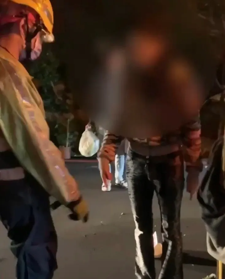 女子朝清潔隊員丟餐盒。環保局提供