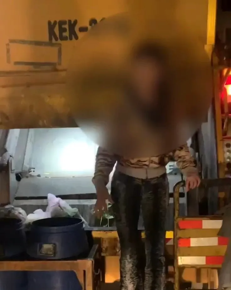 女子霸立在垃圾車上。環保局提供