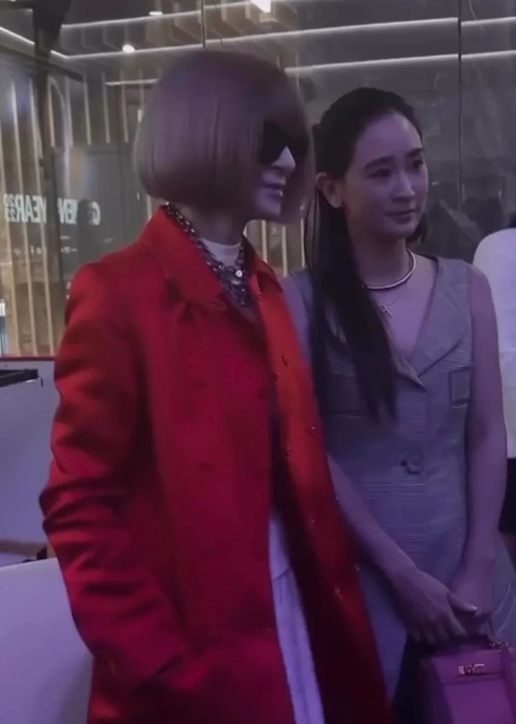 名媛李晶晶（右）也分享和安娜溫圖的合影。翻攝李晶晶臉書