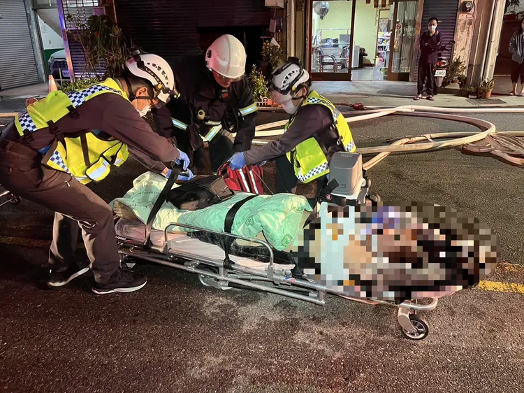 女屋主被救出時已無氣息，送醫不治。讀者提供