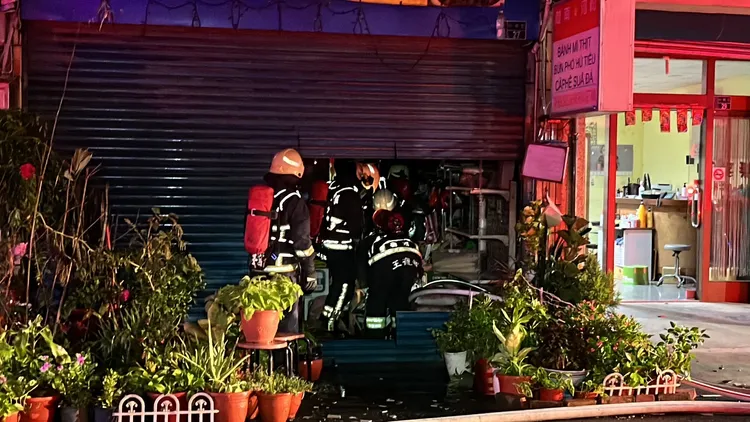 警消到場破門搶救。讀者提供