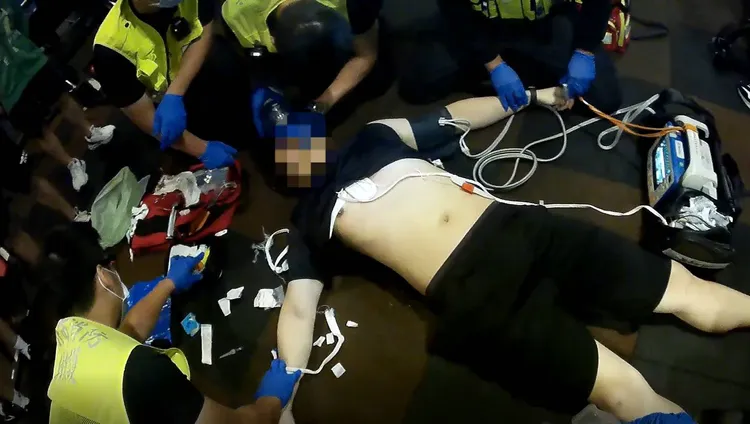 消防員到場評估患者狀態。翻攝畫面