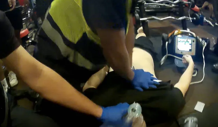 消防人員實施高品質CPR。翻攝畫面