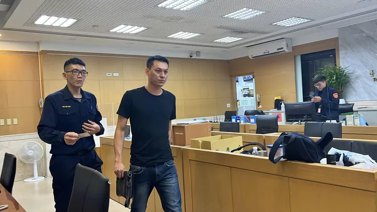 被告賴俊瑋8萬交保。陳彩玲攝