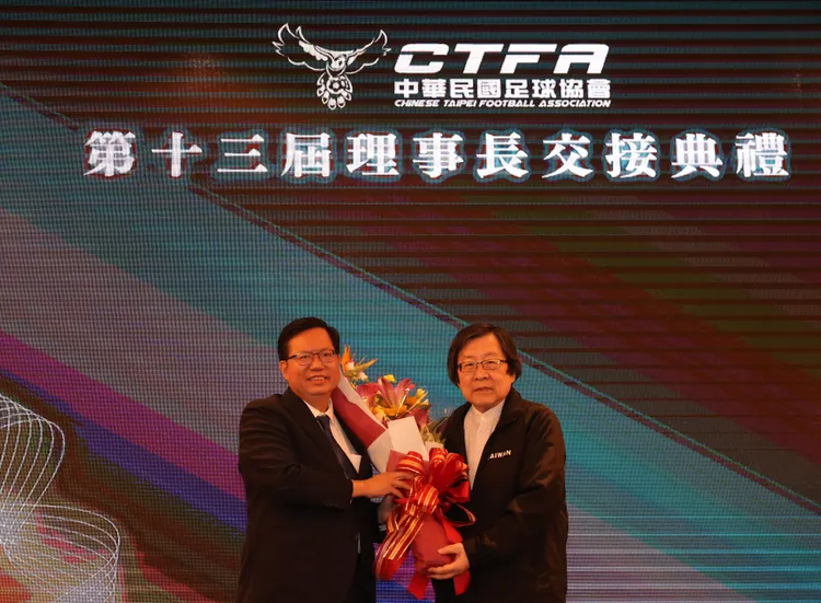 鄭文燦從邱義仁手中接下足協理事長，卻一樣不願負責。資料照片
