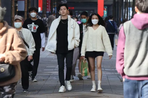 清晨低溫13.7°C！兩地區大雨特報　明起2波東北季風接力來襲