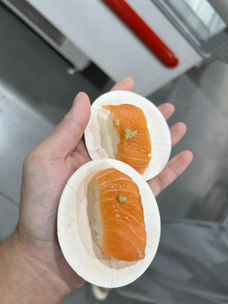 曾有網友在快打烊時碰到試吃，生魚片一次給整塊。翻攝自「Costco好市多 商品經驗老實說」
