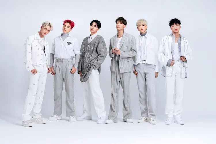 Ozone團員相約6人手牽手，跨年一起衝雲霄飛車跟密室逃脫。三立電視、麗寶樂園渡假區提供