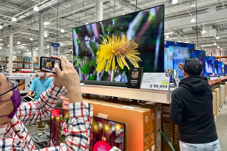 民眾聚焦折扣大的家電商品。林林攝