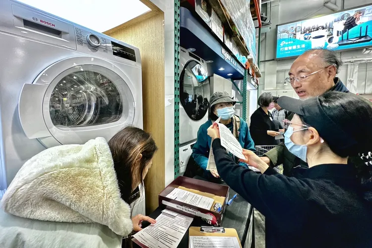 民眾選購商品。林林攝