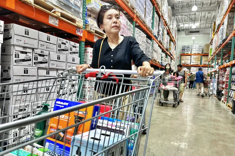 民眾選購商品。林林攝