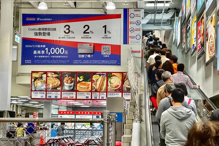 民眾排隊入場。林林攝