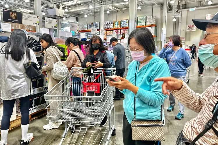 近日天冷，禦寒的特價手套也吸引民眾目光。林林攝