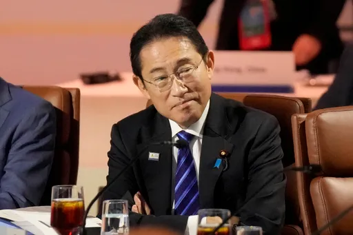 日本首相會晤南韓總統大遲到　棄車揮汗疾行7分鐘趕路