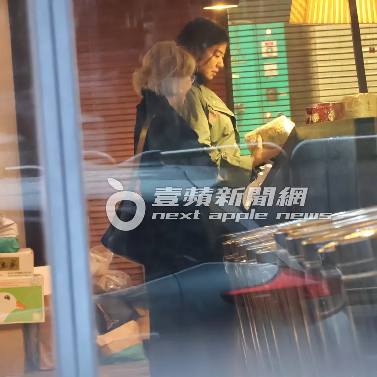 鍾楚紅拿起茶葉仔細端詳。特勤中心攝