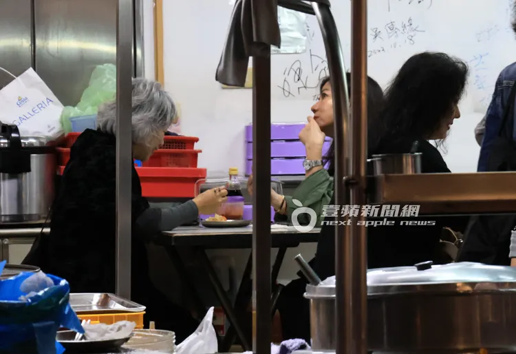 鍾楚紅和友人在迪化街品嚐「阿華大腸麵線臭豆腐」。特勤中心攝