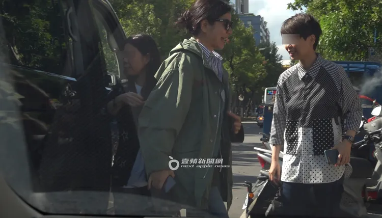 隔天中午，鍾楚紅身穿藍白直條紋襯衫，外搭風衣外套，戴著太陽眼鏡走下車，到天母台菜餐廳。特勤中心攝