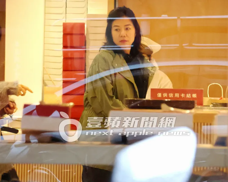 鍾楚紅直奔迪化街必買伴手禮店「滋養和菓子」，購買草莓大福。特勤中心攝