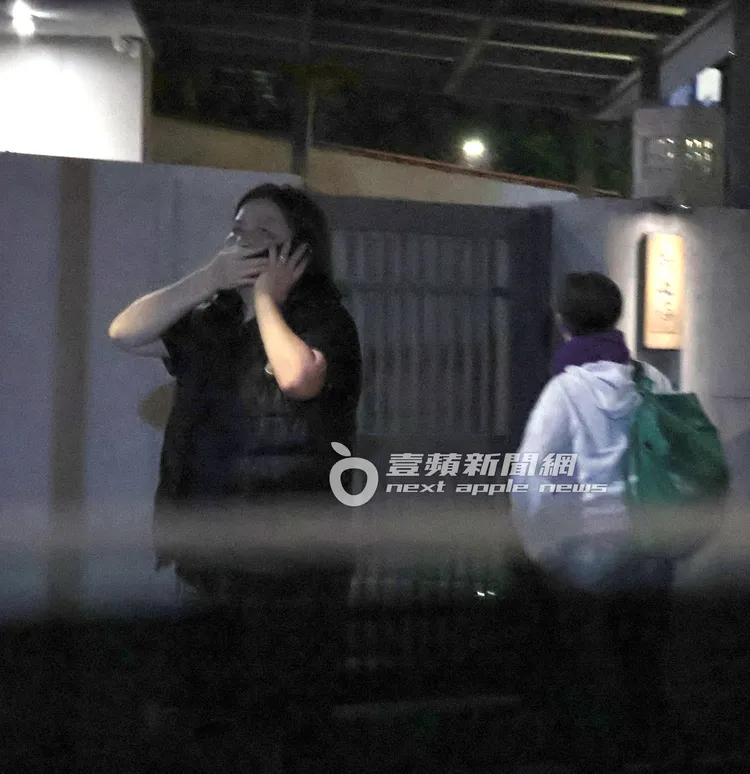 資深經紀人邱瓈寬在高檔日料餐廳外講電話喬事情。特勤中心攝