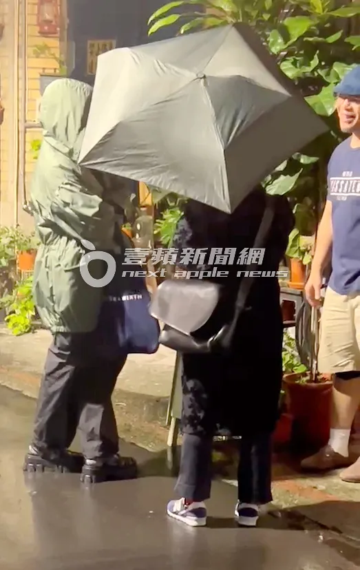 鍾楚紅（左）與友人逛黑膠唱片咖啡，在門口聊天，特勤中心攝