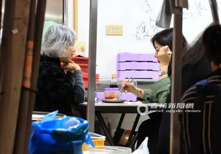 鍾楚紅在迪化街吃臭豆腐，津津有味。特勤中心攝