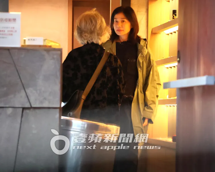 港星鍾楚紅（右）與友人逛大同區老字號茶莊品茗。特勤中心攝