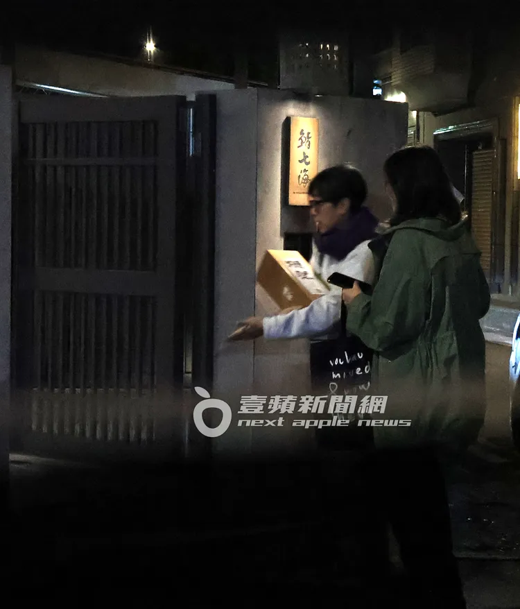 鍾楚紅（右）與寬姐、柴曉晴，到日本料理餐廳「鮨七海」用餐。特勤中心攝