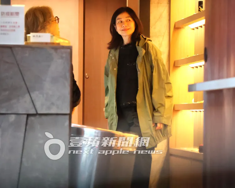 香港一代女神鍾楚紅逛進大同區老字號茶葉行。特勤中心攝