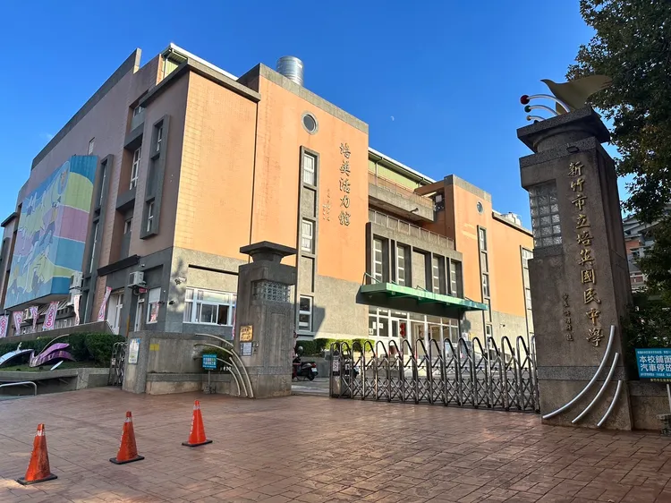 坐落八大學區的培英國中，從國小到大學皆有明星學校，整體環境充滿濃厚的文教氣息。永慶房產集團提供