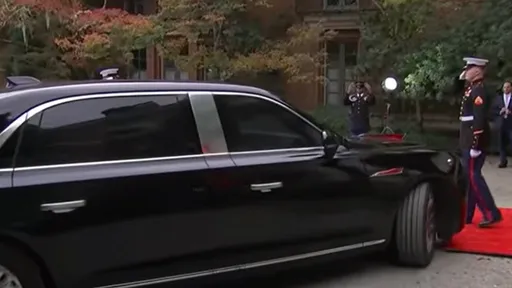 「下馬威」影片｜習近平大紅旗專車出巡　差點撞擊美國儀隊